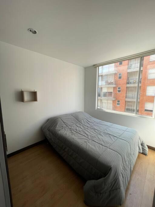 Hermosa habitación privada en conjunto residencial cerca al Aeropuerto y terminal de Bogotá, zonas comunes se comparten con 1 persona Apartamento Exterior foto