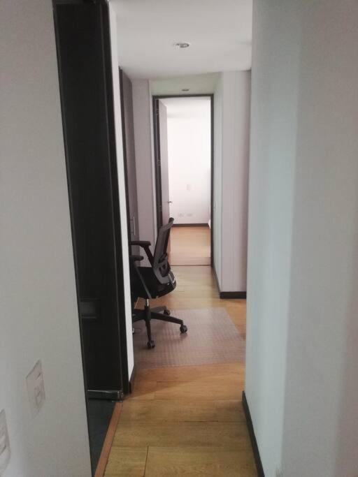 Hermosa habitación privada en conjunto residencial cerca al Aeropuerto y terminal de Bogotá, zonas comunes se comparten con 1 persona Apartamento Exterior foto